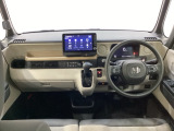 車内は光触媒抗菌消臭施工済です。インパネ周りはスタイリッシュなデザインで機能や装備も充実しています。グローブボックスやカップホルダーのほかにトレーなどたくさんの収納スペースが付いています。
