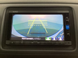 バックでの車庫入れも安心です! リアカメラが付いているバックモニター付のナビを装備しております。操作線もついており距離感も画面から確認できます。