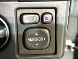 【電動格納ミラー】サイドミラーは電動格納式となっており、狭い駐車場でもキズがつくリスクを抑えられます。