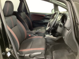 広い足元にゆったり座れるシートには肘掛けも装備しており長距離の運転でも疲れにくくなってます。女性でも運転がしやすいように、シートの高さ調整機能(シートリフター)がついています。