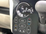 【オートエアコン】一度お好みの温度に設定すれば、車内の温度を検知し風量や温度を自動で調整。暑い&hellip;寒い&hellip;と何度もスイッチ操作をする必要はありません。快適な車内空間には必須の機能ですね♪