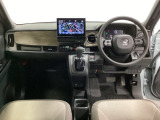車内は光触媒抗菌消臭施工済です。インパネ周りはスタイリッシュなデザインで機能や装備も充実しています。グローブボックスやカップホルダーのほかにトレーなどたくさんの収納スペースが付いています。