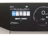 【レーンディパーチャーアラート】白線・黄線が整備された高速道路または自動車専用道路を走行中、車線からの逸脱の可能性を運転者に警告するとともに、逸脱を回避するためのハンドル操作の一部を支援します。