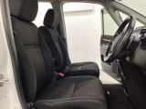 座面も厚みがあり背もたれも高く、広い足元にゆったり座れるシートです。運転席と助手席の間が空いている為、助手席側への移動がスムーズです。交通量の多い道でも助手席側から乗り降りができます。