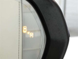 ブラインドスポットモニター装備。隣車線を走る車両を検知。ドアミラーでは確認しにくい後方、側方エリアに存在する車両や急接近してくる車両も検知しドアミラーに搭載されたLEDインジケーターが点灯します。