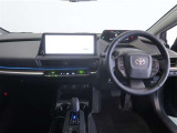 洗練されたデザインのインパネが、車内空間に上質な印象を演出。操作系がすっきりとまとめられ、運転中も視線移動が少なく快適です。
