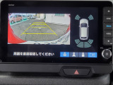 目安となるガイドライン付きのバックカメラを装備しているので、慣れない場所での車庫入れも安心です。
