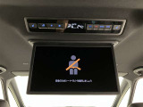 [後席モニター]★お子様も喜ぶ後席モニター装備♪家族や友人とお出かけ時にも大画面モニターで退屈しがちな長距離ドライブも楽しい時間に変わりますね♪