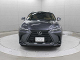 エクステリアは、一目でLEXUSとわかるスピンドルグリルを起点に、人が乗るキャビンの前後を大胆に絞り込んだ菱形のボディと力強く張り出したホイールフレアを融合させ、タイヤの存在を強調しています。