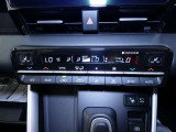 温度の感じ方は、個人差がありますね。運転席、助手席で独立して温度設定のできる左右独立温度コントロールのオートエアコン装備です。