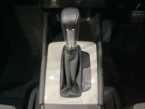 「e:HEV」搭載車です。日常シーンのほとんどをモーターで走行し、高速クルージングなどモーターよりもエンジンの方が効率が良い領域はエンジンで走行、あらゆる領域で優れた燃費走行を実現します。