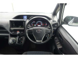 スポーティームード溢れる運転席周りですね。 クイックなドライビングに対応できるよな運転席回りになっています。 ドライブがますます楽しくなりますね!