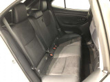 【後部座席】も当然、綺麗・清潔に仕上げております。内装の綺麗なお車は気持ちが良いですし、コンディションのいい車が多いです。これもオススメの1台です。