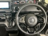 【ハンドル】運転にかかわる様々な操作を安全に行えるように視点移動が少なく操作性に配慮されたスイッチ類が凝縮されたコックピットです。