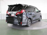 リヤサスペンションは、高級車の定番ダブルウィッシュボーンを採用。優れたコーナリングと乗り心地を実現。