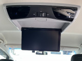 ★後席用モニター★ 後ろに乗車している人を飽きさせません♪ テレビやDVDビデオを見ながらドライブをお楽しみ下さい。もちろん使わない時は格納可能です