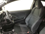 高いホールド性で運転姿勢が安定します。長距離ドライブでも疲れにくいのが魅力です。快適なドライビングライフをお送りください♪