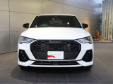 ●一目でAudiとわかる特徴的なシングルフレームグリル・LEDランプ。精悍なフロントマスクからAudiのスマートで上品なブランドを連想させてくれます。女性にも大変ご好評頂いております。