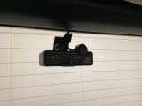 後方にもドライブレコーダーのカメラが付いています。前後両方でお車の周りを監視・記録いたします。