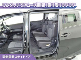 両側パワースライドドアなので、荷物で手がいっぱいの時でも無理なく開ける事が出来ます。