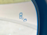 【ブラインドスポットインフォメーション】走行中、ドアミラーの死角になりやすい箇所に後続車が接近するとサイドミラー付近に警告を表示、ドライバーに注意喚起をしてくれます。