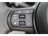 ハンドル左部分でオーディオ操作が可能。そのため、運転中でも目線をずらさずに安全運転♪