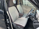 運転席には、シートリフターが付いております☆ 前後のスライドに加えシートの高さも変更出来ますので小柄な女性の方でも運転し易いポジションを取れます♪