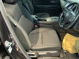 包み込むような背もたれがドライバーの身体全体をしっかり支えます。長時間の運転も快適な座り心地です。