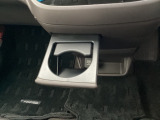 運転席からも助手席からも使いやすい位置に引き出し式ドリンクホルダーとスマホなどを置けるトレイを配置。