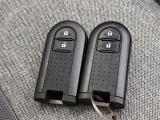 ドアの開閉時、両手が荷物で塞がっている時はキーレスでのカギの解除が大変ですよね。スマートキーはポケットやバッグに入れておけば、ノブに触れただけでロックの解除が可能です。とても便利な機能です。