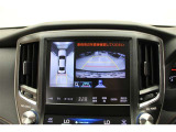 【全方位カメラ】 車の前後左右に取り付けられたカメラで、視線やバックモニターでは死角となる前方や真横も確認できます。狭い駐車スペースもスムーズに駐車できます。