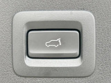 【パワーバックドア】スマートキーや運転席のボタンを押すだけでリアゲートが自動で開閉します!荷物を持っている時や、高い位置にあるバックドアを閉める際に便利な機能です♪