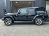 【ホイールアーチ】台形ホイールアーチはJeep伝統のデザインです。採用している理由は諸説ありますが、オフロードを走行する際にタイヤとボディが干渉しあわないよう配慮した作りにするためとなります。