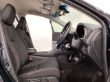 広い足元にゆったり座れるシートには肘掛けも装備しており長距離の運転でも疲れにくくなってます。女性でも運転がしやすいように、シートの高さ調整機能(シートリフター)がついています。
