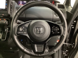 ハンドルにHondaセンシング系のクルーズコントロールやレーンキープアシストなどのスイッチと、オーディオの操作スイッチが装備されています。ハンドルから手を離さず安全に操作できます。