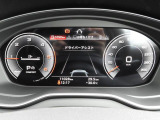 重厚感と安定感があり、同時にダイナミックさも備えるAudiの走り。機能やデザインが革新的なメーター。