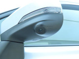助手席側で見えにくい左前方の映像を、車内のマルチファンクションディスプレイに映し出します。前方への駐車や左寄せ、狭い道でのすれ違いなど、さまざまなシーンで安心して運転できる便利な機能です。
