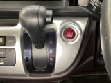 CVT車のセレクトレバーです。低速から高速まで、変速ショックのないスムーズな走りを実現するとともに、エンジン効率のよい領域を維持することで燃費にも貢献します。