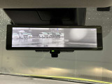 車両後方のカメラ映像をミラー面に投影します。社内の状況や天候に左右されずいつでもクリアな後方視界が得られます。