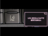 レーンディパーチャーアラートとは車線、又は走路からの逸脱の可能性をブザーにて警告します。