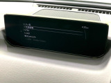 【8.8インチマツダコネクト】車内の雰囲気にマッチした大型のディスプレイ。スマホ接続でのナビ使用やBluetooth再生等、様々な機能が楽しめます。直感的なダイヤル操作が可能で、使い勝手も良好です。