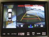 車両を上から見たような映像を映し出すパノラミックビューモニター付きです。
