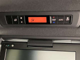 「AUTO」スイッチで車内の温度を一定に保ってくれるオートエアコン。快適装備の代名詞。もちろんマニュアル操作も可能ですよ。