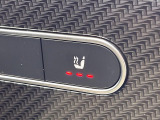 ●フロントシートヒーティング:運転席・助手席共に三段階で調節が可能なシートヒーターを装備しております。季節を問わず快適にご使用いただけます。