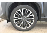 純正なので車に似合うデザインになっていますね。スタッドレスタイヤもご相談下さい。