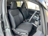 運転席シートは目立った汚れもなく良好なコンディションです。