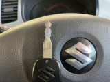 【キーレス】少し離れた場所からでもボタン一つでドアの開錠・施錠ができるのでとっても便利!ドアの鍵穴周りに傷をつけることもありません♪