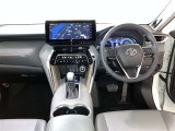 運転席周りのレイアウトをご覧ください。ナビゲーションが綺麗に装着されすっきり収まってますね!