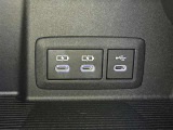 充電用USB端子付き。スマートフォンなどの充電に便利です。