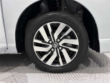 アルミホイールを装備、タイヤサイズは165/65R14です。